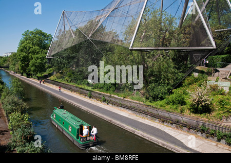 Le Zoo de Londres, le Snowdon Aviary, Regents Canal étroit et bateau. Banque D'Images