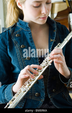 Young woman holding flute Banque D'Images