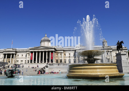 Fontaines de Trafalgar Square et la National Gallery, Londres, Angleterre, Royaume-Uni Banque D'Images