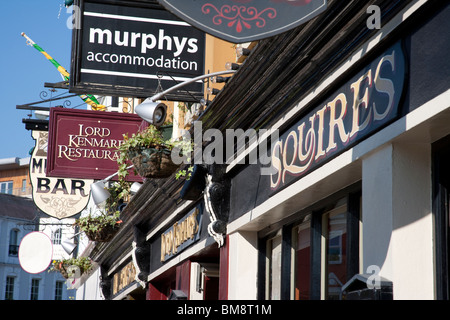 Pub irlandais et restaurant signes, Killarney, comté de Kerry Banque D'Images