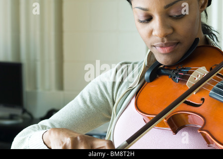 La pratique de violoniste Banque D'Images