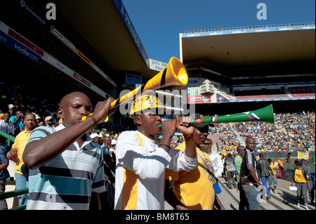 Scène de foule avec des supporters de football Vuvuzela Cape Town Afrique du Sud Banque D'Images