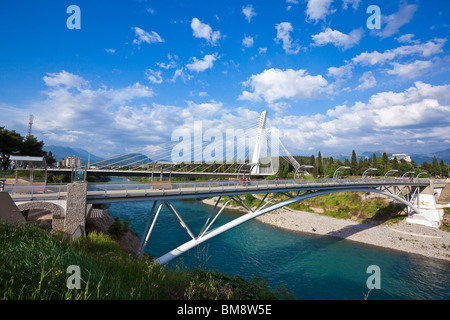 Millénaire, la construction d'un pont moderne sur la rivière Moraca, Podgorica, capitale du Monténégro Banque D'Images