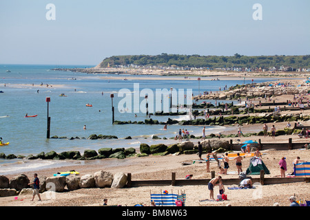 En bois et des Rowes épis de rochers, de défense de la mer, avec marqueur rouge poteaux sur Mudeford beach Banque D'Images