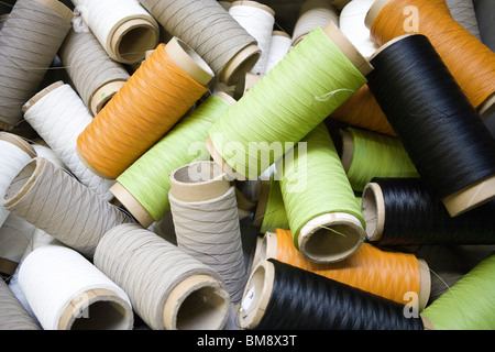 Fabrication de textiles composites recyclables Ministère de l'usine, bobines de fil enduit en excès Banque D'Images