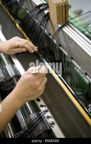 Revêtement en tissu, tissage, ministère de l'usine mechanist préparer weaver reed le loom Banque D'Images