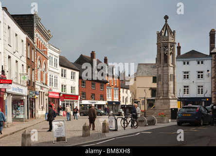 UK, Cornwall, Launceston, Place du marché, boutiques en face de monument commémoratif de guerre Banque D'Images