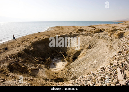 Israël, la Mer Morte une dépression causée par le recul de niveau d'eau de la Mer Morte Banque D'Images