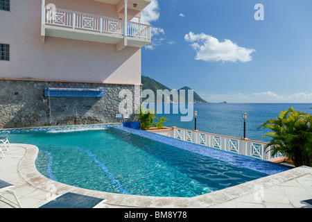 La piscine au Fort Young Hotel Resort à Roseau, Dominique, West Indies. Banque D'Images