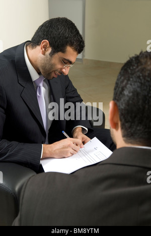 Deux hommes du Moyen-Orient la signature de contrats à l'intérieur de Beyrouth Liban bureau Moyen-Orient Banque D'Images