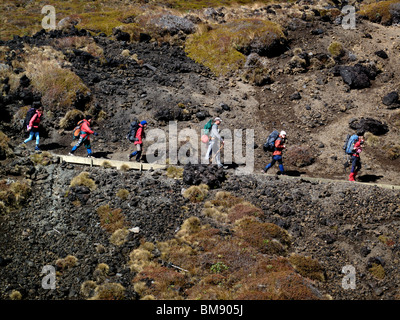 Randonneurs sur le Tongariro Alpine Crossing, dans le Parc National de Tongariro en Nouvelle-Zélande Banque D'Images