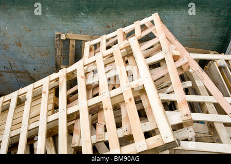 Les palettes en bois utilisées dans benne à des fins de recyclage dans les installations industrielles Banque D'Images