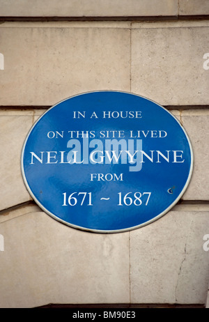 Blue plaque marquant l'emplacement d'une chambre, dans Pall Mall, London, habité par nell gwynne, actrice et maîtresse de Charles II Banque D'Images