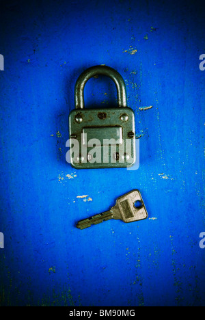 Old fashioned Cadenas avec clé sur un fond de bois bleu Banque D'Images