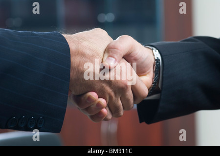 Deux hommes d'affaires chaque message d'autres avec une poignée de Beyrouth Liban Moyen Orient Banque D'Images