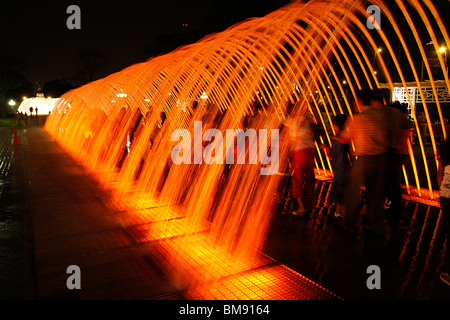 Fontaine d'eau, 'TUNNEL FONTAINE DE SURPRISES',une partie de la 'Magic' Tour de l'eau dans le parc de la réserve,Lima,Mexique. Banque D'Images