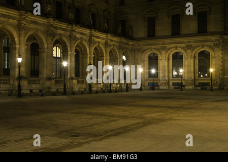 France, Paris, Cour du Louvre la nuit Banque D'Images