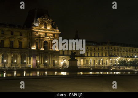 France, Paris, Le Louvre de nuit Banque D'Images