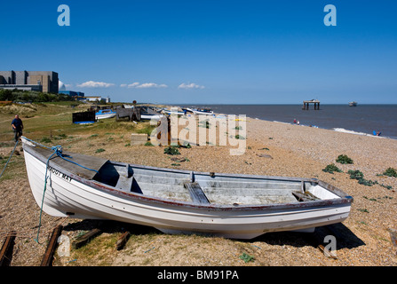 Un bateau de pêche échoué sur la plage de Sizewell dans le Suffolk. Photo par Gordon 1928 Banque D'Images