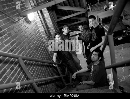 Rock membres du groupe promo photo sur escalier de secours incendie Banque D'Images