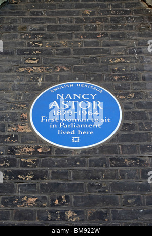 English Heritage blue plaque marquant un accueil de Nancy Astor, première femme à siéger au parlement, à St James's Square, London Banque D'Images