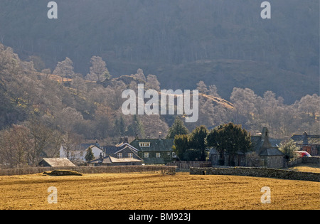 Village de Grange en Angleterre en Cumbria Borrowdale tôt le matin soleil du printemps contre la lumière avec côtés de la vallée et arbres Banque D'Images