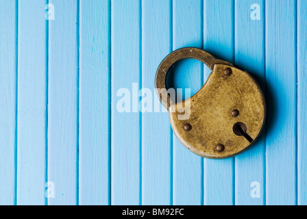 Cadenas à l'ancienne sur un fond de bois bleu Banque D'Images