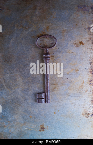 Ancienne clé de métal rouillé sur un fond texturé Banque D'Images