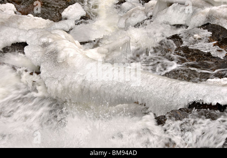 La formation de bulles de glace sur l'eau se précipiter sur journal Banque D'Images