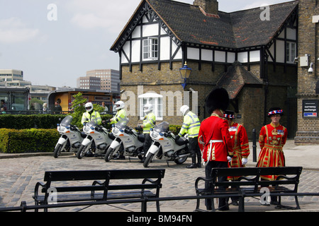 Spécial Groupe d'escorte de la Police métropolitaine nerg tiques moto, agent et les Beefeaters Bearskin portant chapeau à tour de Londres. Banque D'Images