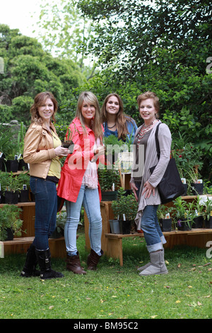 Mère et de l'adolescence à l'usine, la vente et l'achat d'amis de souhaits plantes Banque D'Images