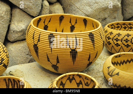 Native American baskets affichée à l'Emigrant Trail Museum à donner Memorial State Park, Californie Banque D'Images