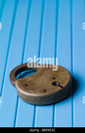 Cadenas à l'ancienne sur un fond de bois bleu Banque D'Images