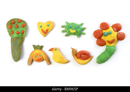 Drôles de formes colorées multicolor biscuits fond blanc Banque D'Images