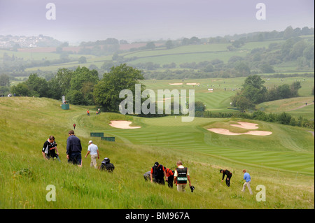 Fans aider un golfeur et son caddie chercher une balle perdue au Celtic Manor Wales Open 2008 le lieu de la Ryder Cup 2010 Banque D'Images