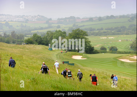 Fans aider un golfeur et son caddie chercher une balle perdue au Celtic Manor Wales Open 2008 le lieu de la Ryder Cup 2010 Banque D'Images