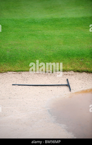 Un râteau dans un bunker gorgés d'une averse pendant au Celtic Manor Wales Open 2008 le lieu de la Ryder Cup 2010 Banque D'Images