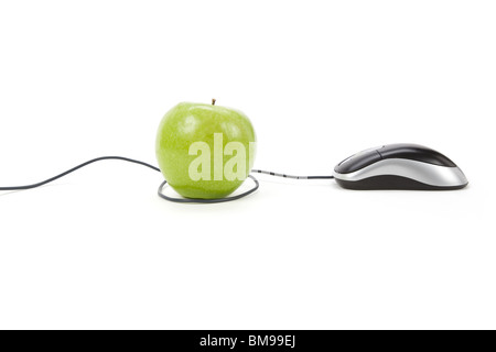 Green Apple et souris d'ordinateur, concept de l'apprentissage en ligne Banque D'Images