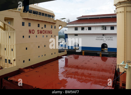 Avertissement Ne pas fumer sur le pont d'un grand pétrolier, dans écluses de Gatun , Canal de Panama, Panama Banque D'Images