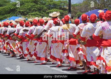 Les participants dansent dans Harvest Festival Parade de costumes colorés, Curaçao, Antilles néerlandaises. Banque D'Images