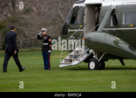 27 mars 2009 – Washington, D.C. – le président Barack Obama traverse la pelouse sud jusqu'à Marine One, au départ pour un voyage au Camp David. Banque D'Images