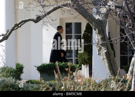 16 février 2009 – Washington, D.C. – le président Barack Obama arrive sur la pelouse sud de la Maison Blanche lorsqu'il revient de son voyage à Chicago le week-end. Banque D'Images