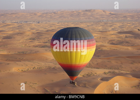 Hot Air Balloon adventures survolant le désert Banque D'Images