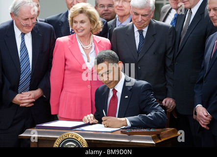 Le président Barack Obama signe la responsabilité de reddition de comptes de carte de crédit et la Loi sur la divulgation. Banque D'Images