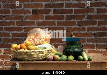 Fruits mexicains et d'autres collations sur une table en bois dans la région de dans le village de Angahuan, Michoacan, Mexique Banque D'Images