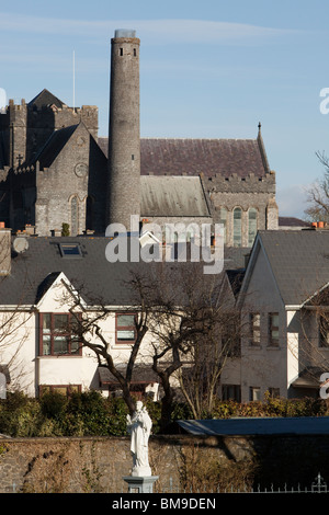 La Cathédrale St Canice Curch et tour ronde à Kilkenny, Irlande Banque D'Images