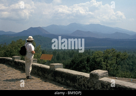 Les touristes à la recherche sur des champs de lave du volcan Paricutin, volcan à Angahuan, Michoacan, Mexique Banque D'Images