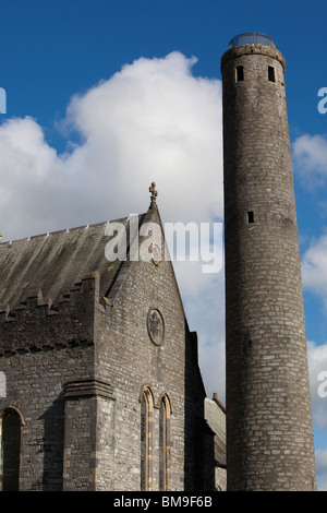 La Cathédrale St Canice Curch et tour ronde à Kilkenny, Irlande Banque D'Images