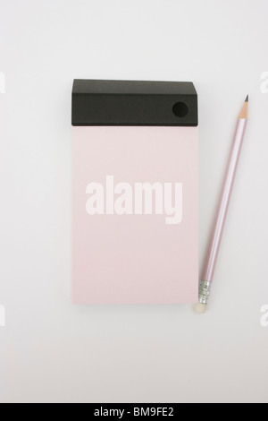 Notes et crayon sur fond blanc Banque D'Images