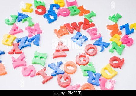 Lettre des aimants, fond blanc Banque D'Images